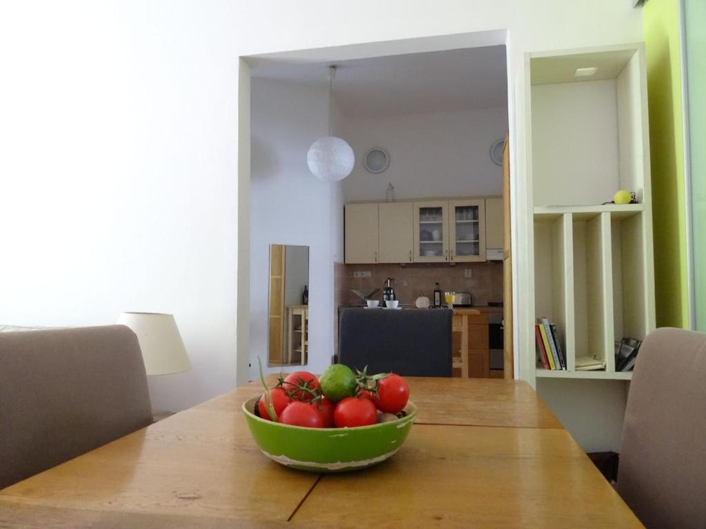 Garden Apartment On Art Nouveau Street In Central Praha Eksteriør bilde